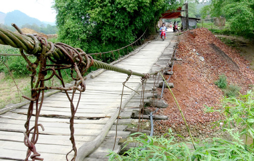 Đánh đu với tính mạng trên cầu treo hơn 40 năm tuổi ảnh 1